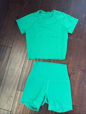 Lululemon size 2 Green Active run swiftly Crop Top & High-Waist Bike Shorts Set